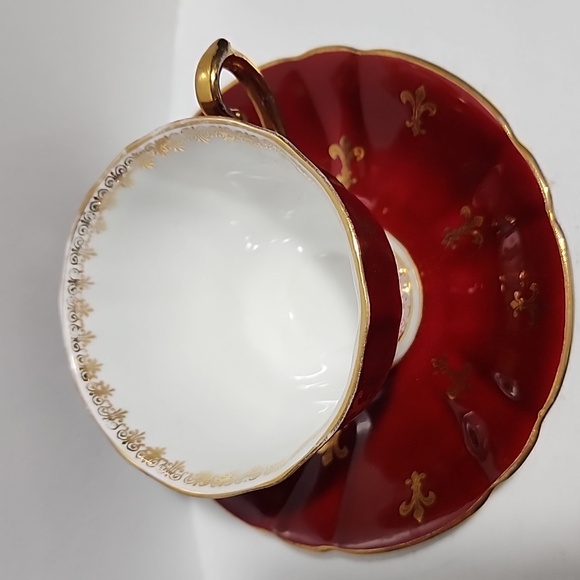 Vintage Blood Red Tea Cup and Saucer and Gold Fleur de Lis, Made by Windsor - Picture 7 of 7